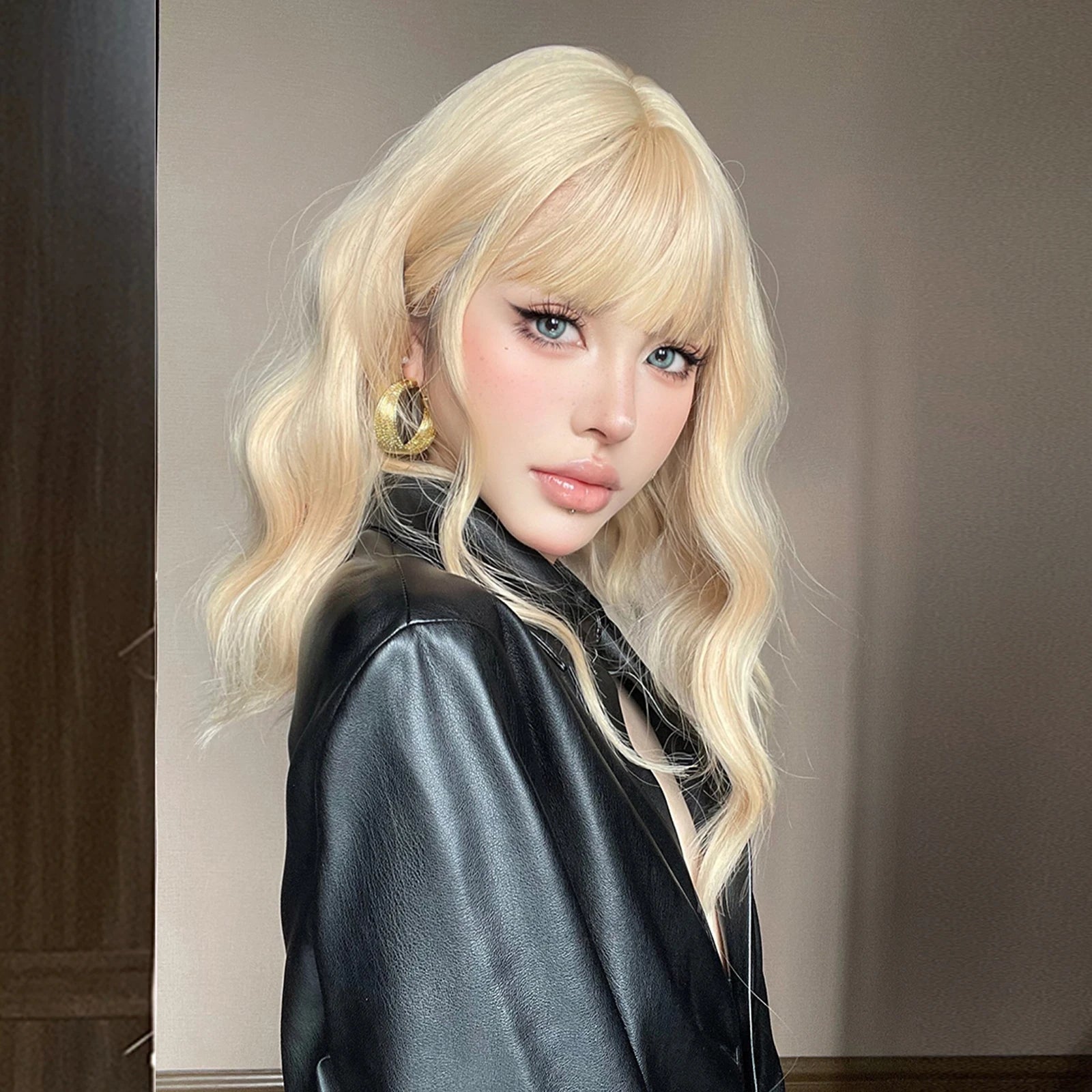 Light Blonde Short Bob Synthetic Wigs with Bangs Shoulder Length Water Wave Women Hair Wigs for Cosplay Lolita Daily Natural Wig